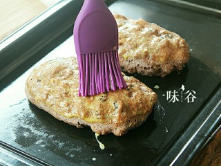 13、全麦核桃面包,刷上蛋液，烤箱里上下火200度最顶层再考3-5分钟。