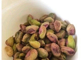 2、开心雪花酥〈快手版〉,开心果去壳。