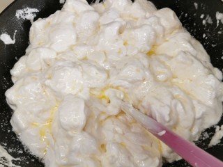 3、开心雪花酥〈快手版〉,不粘锅放黄油,小火煮溶,加入棉花糖,慢火煮成糊,加入奶粉,留点奶粉最后用。