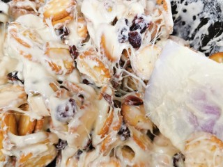 5、开心雪花酥〈快手版〉,动作要快,才均匀。揉成团放入不粘烤盘。