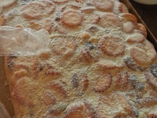 6、开心雪花酥〈快手版〉,带上一次性手套压平成型,上面洒点奶粉。