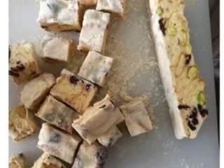 7、开心雪花酥〈快手版〉,放凉后,切成小块。