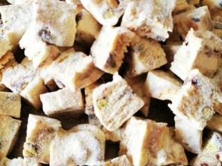 8、开心雪花酥〈快手版〉,最后再洒上一点奶粉,方便分离,不粘一起,这样就做好了。