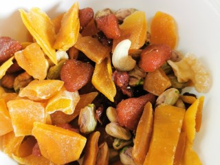 9、开心雪花酥〈快手版〉,另外:喜欢还可以加入各色各样的水果干做雪花酥。