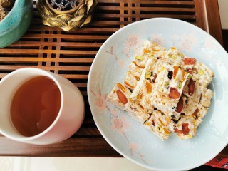 10、开心雪花酥〈快手版〉,加入果干做的雪花酥口味更丰富,色彩缤纷,极其吸收人????