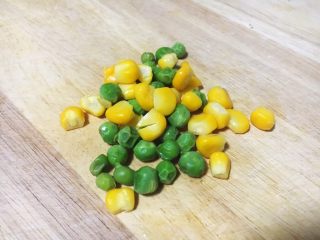 4、鲜虾吐司披萨,豌豆和玉米粒煮熟，沥干水分备用。