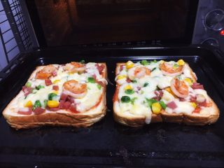 12、鲜虾吐司披萨,奶香浓郁的鲜虾吐司披萨出炉啦，满屋飘香。