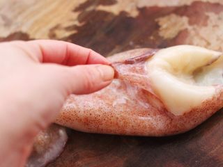 3、空气炸锅鱿鱼圈????【宝宝辅食】,把鱿鱼去除表面的那层皮、用手从上面开始、这样好操作