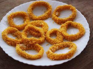 16、空气炸锅鱿鱼圈????【宝宝辅食】,滚匀的鱿鱼条要静放10分钟左右、这样做的目的是面包糠和鱿鱼能很好地粘合在一起、不会掉渣