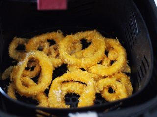 18、空气炸锅鱿鱼圈????【宝宝辅食】,空气炸锅提前160度预热10分钟后、放入鱿鱼圈、不用害怕鱿鱼圈会粘在一起、因为空气炸锅都是360度无死角的