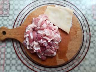 4、梅干菜烧饼,猪肉洗净后去皮切成片