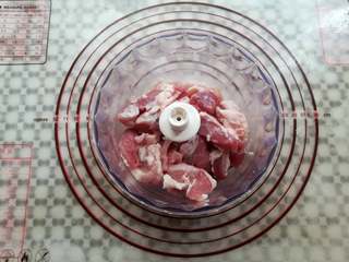 5、梅干菜烧饼,把猪肉放到绞肉碗里,不要超过最大刻度线