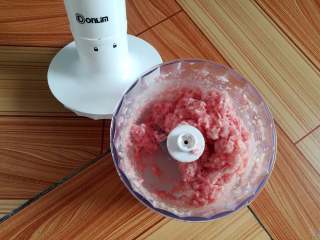 7、梅干菜烧饼,用绞肉机的快速档位搅打几十秒,检查猪肉绞碎程度