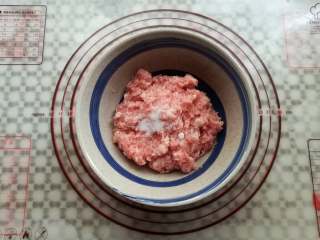 8、梅干菜烧饼,绞好的猪肉加入适量的盐