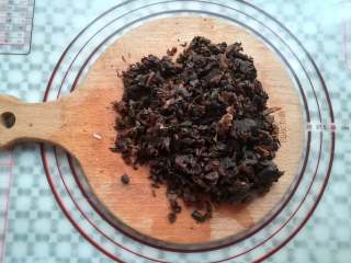 10、梅干菜烧饼,梅干菜切碎备用