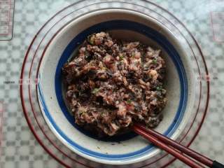 12、梅干菜烧饼,所有的食材混合均匀放一边备用