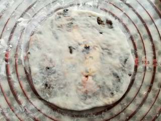 18、梅干菜烧饼,用擀面杖把烧饼面团擀薄