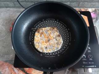 21、梅干菜烧饼,烧饼煎到微微发黄翻面