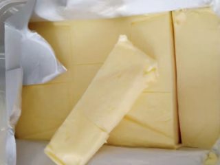 4、博文的甜甜圈,黄油软化加糖粉打至顺滑