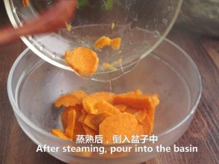 3、一根香蕉，一碗糯米粉，一块地瓜，就能做出美味的红薯香蕉糯米饼,倒入盆子