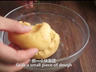 10、一根香蕉，一碗糯米粉，一块地瓜，就能做出美味的红薯香蕉糯米饼,抓一块面团