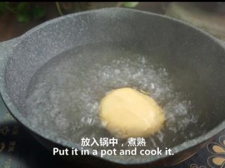 11、一根香蕉，一碗糯米粉，一块地瓜，就能做出美味的红薯香蕉糯米饼,放入锅中煮熟