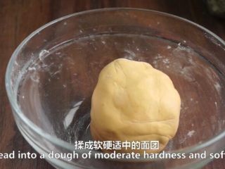 14、一根香蕉，一碗糯米粉，一块地瓜，就能做出美味的红薯香蕉糯米饼,揉成光滑的面团