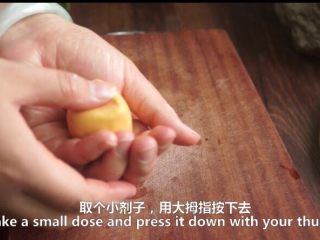 18、一根香蕉，一碗糯米粉，一块地瓜，就能做出美味的红薯香蕉糯米饼,大拇指按压