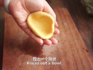 19、一根香蕉，一碗糯米粉，一块地瓜，就能做出美味的红薯香蕉糯米饼,捏出碗状