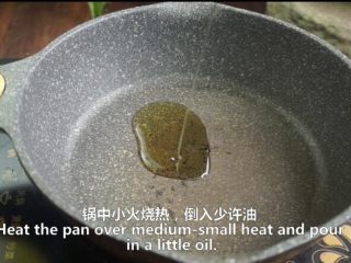 23、一根香蕉，一碗糯米粉，一块地瓜，就能做出美味的红薯香蕉糯米饼,锅中倒入少许油