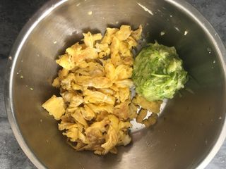 6、角瓜鲜虾包,把腌好的角瓜挤出水份，和鸡蛋碎放在一起备用。