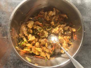 9、角瓜鲜虾包,充分拌匀。