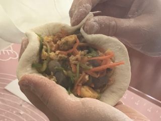 13、角瓜鲜虾包,捏住一角。