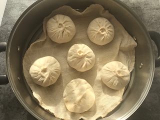 16、角瓜鲜虾包,完成所有后将锅内添够水。（最下面是老公包的，只包一个就被我赶走了。。。）