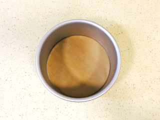 1、酸奶芝士蛋糕,准备好六寸的蛋糕模具，底下垫上烘焙纸，四周不需要垫