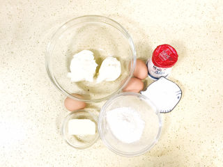 2、酸奶芝士蛋糕,准备好食材，鸡蛋提前分离出蛋黄和蛋白，蛋白提前放进冰箱冷冻三分钟