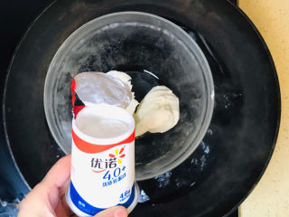 4、酸奶芝士蛋糕,倒入优诺酸奶