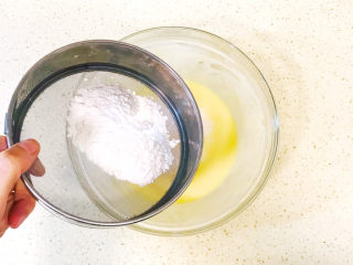 9、酸奶芝士蛋糕,低筋面粉过筛后，加入蛋黄糊中