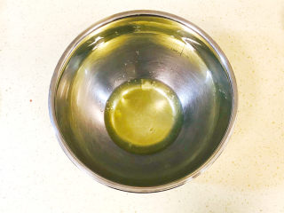 11、酸奶芝士蛋糕,此时可以搅打蛋白霜，从冰箱拿出蛋白