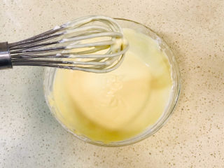 10、酸奶芝士蛋糕,继续搅拌均匀，搅拌好的蛋黄糊是细腻顺滑的