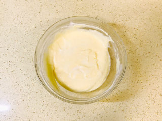 15、酸奶芝士蛋糕,利用“之”手法，翻拌均匀，继续加入三分之一蛋白霜，翻拌均匀