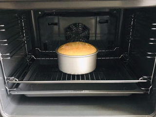 18、酸奶芝士蛋糕,送进烤箱中，烤箱最下层的烤盘里加一层热水，烤网放在倒数第二层，蛋糕放在烤网上，利于水浴法低温烘烤