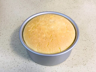 19、酸奶芝士蛋糕,130度烤50分钟，转150度，继续烤10分钟，关火后就可以拿出来了，自然放凉，取出蛋糕