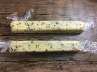 11、蔓越莓曲奇饼干,另一半也用同样的方法整好,然后放入冰箱冷冻室保存1个小时。