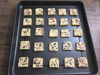 13、蔓越莓曲奇饼干,均匀的摆放到烤盘里,饼干不要摆放的太紧,因为烘烤过程中饼干会膨胀。