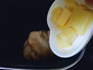 9、原味吐司,20分钟后面团再扩展阶段，这时加入室温软化的黄油。(室温自然软化即可。)