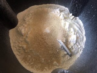 2、最爱面包+杏仁面包,除黄油盐不放其他所以材料放面包机中