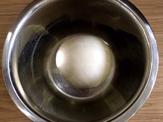 3、最爱面包+杏仁面包,启动和面功能，十分钟后加入黄油，盐，在启动十分钟，揉至出手套膜，拿出来揉圆，放碗里