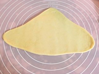 6、最爱面包+杏仁面包,将面松弛十分钟，均匀分6个大小，擀面两边耳朵