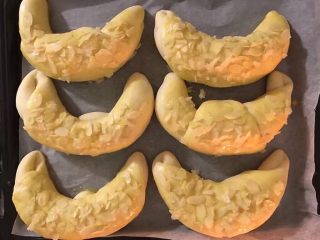 10、最爱面包+杏仁面包,将杏仁30g白糖15g.蛋白3g混合搅拌撒在面包上